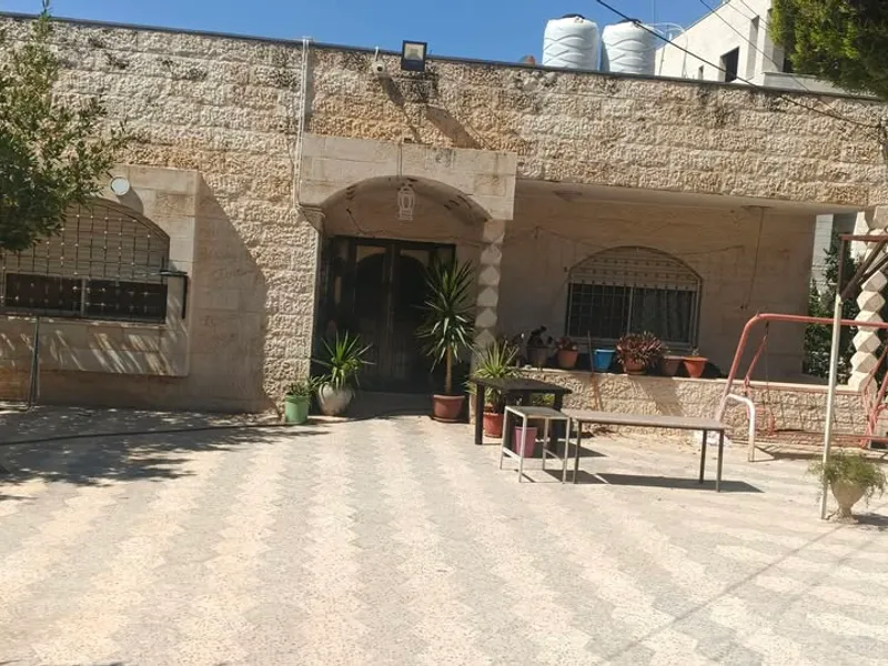 بيت مستقل مميز في المقابلين