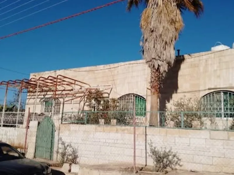 بيت مستقل للبيع مساحه البناء 220 مساحه الارض