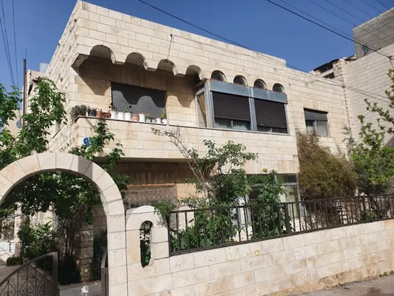 للبيع عماره في جبل الحسين للسكن او الاستثمار