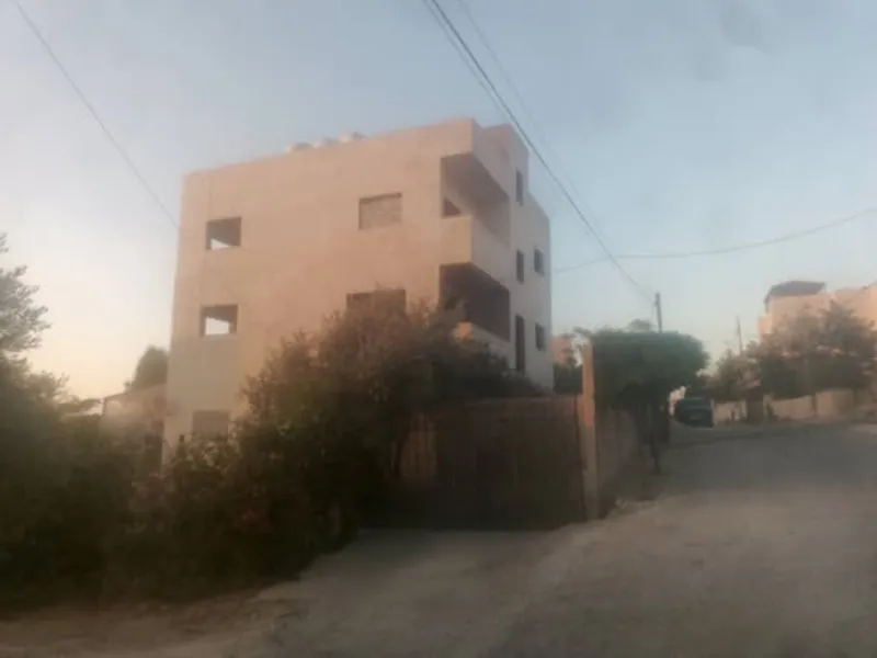 منزل للبيع ثلاث طوابق مساحه الأرض 700متر