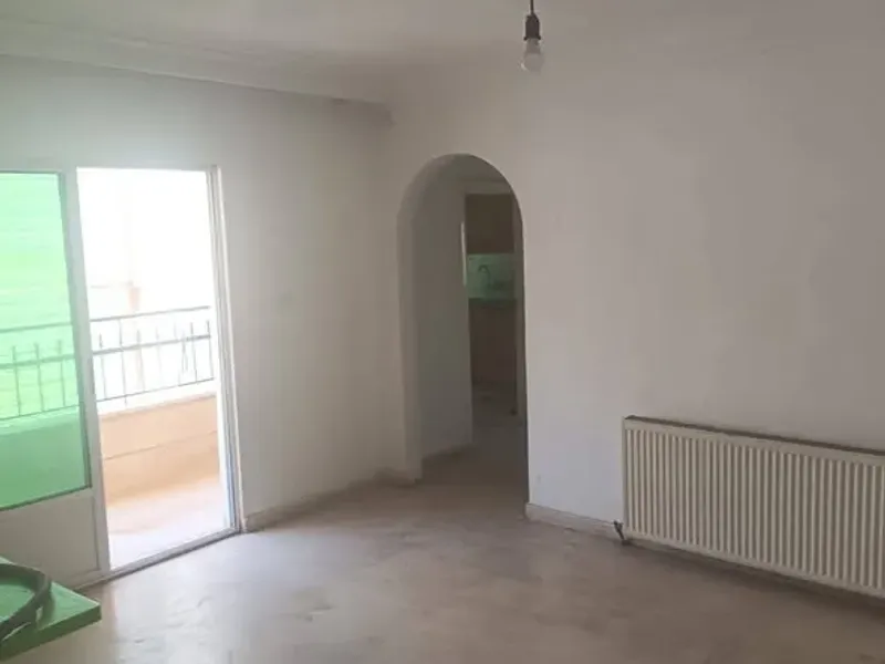 شقه فارغه للايجار ضاحيه الرشيد موقع مميز