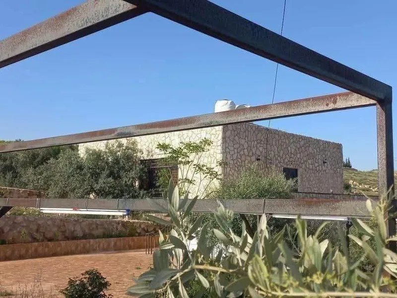 مصيف للبيع على مساحه اربع دونمات شرق جرش