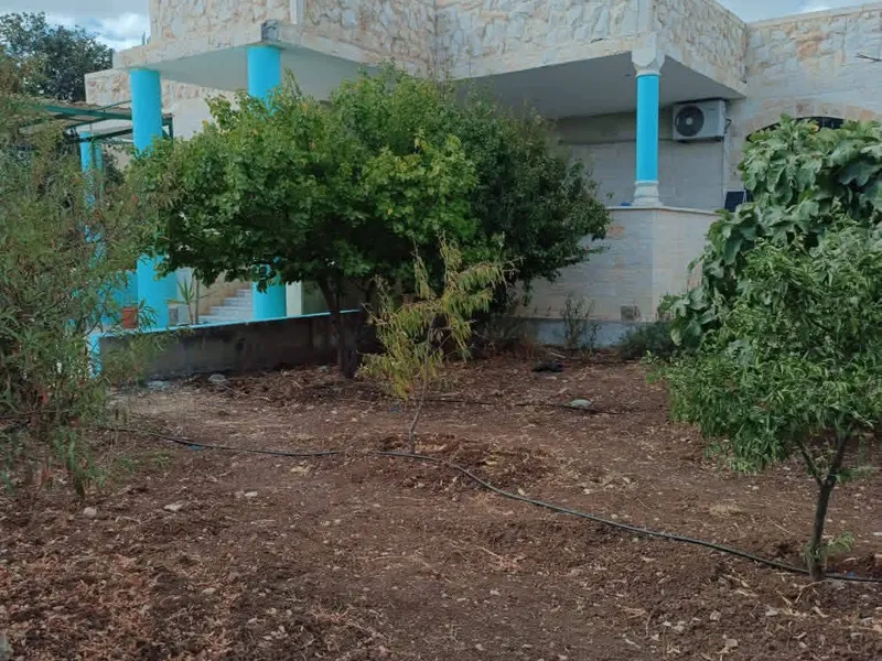 مزرعه فيها بيت للبيع